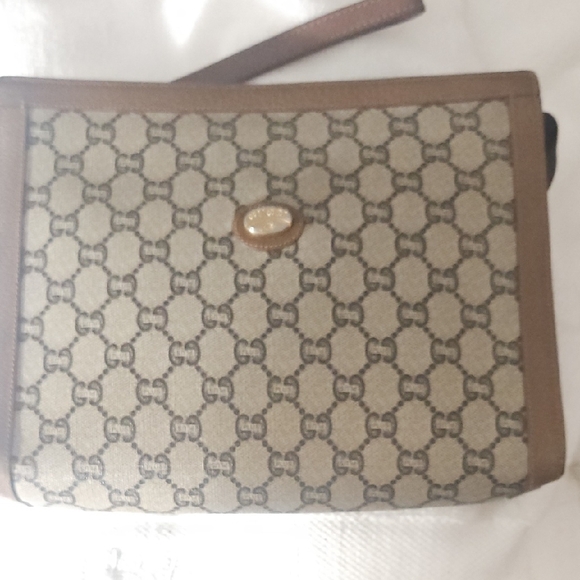 Gucci Handbags - 💞💘Gucci Tan and Brown  Vintage Monogram Clut Bag - Unisex - Pre-owned❣️🧡